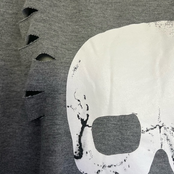 Edgy & Cozy Light Grey Skull Patch Sweatshirt - Size XL - Picture 5 of 7